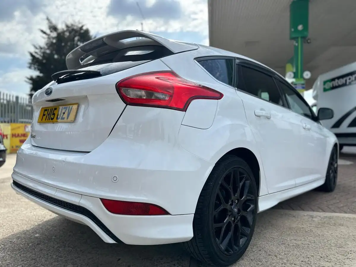 2015-ford-focus-15tdci-titanium-hatchback-big-11