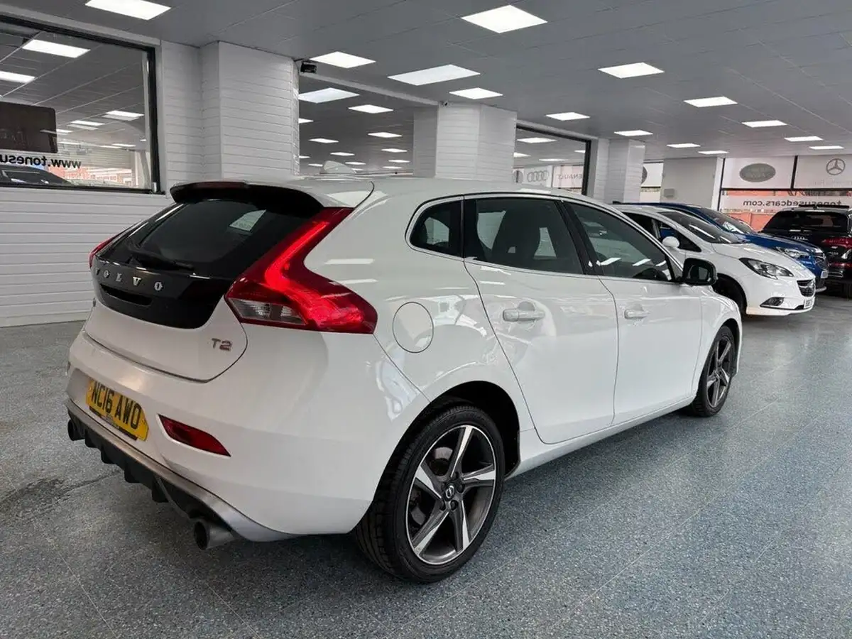 2016-volvo-v40-20-t2-r-design-big-1