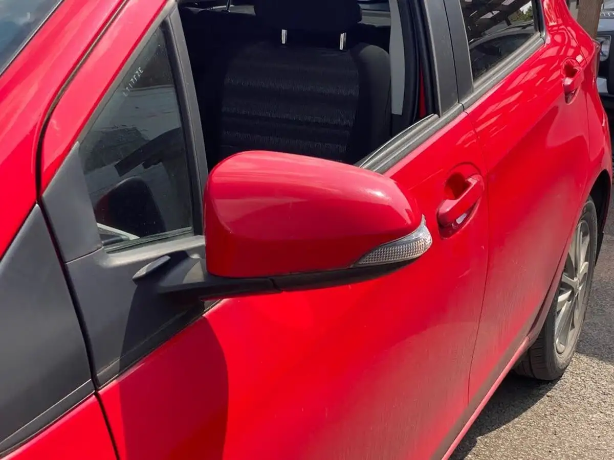 2017-toyota-yaris-133-icon-5d-big-31