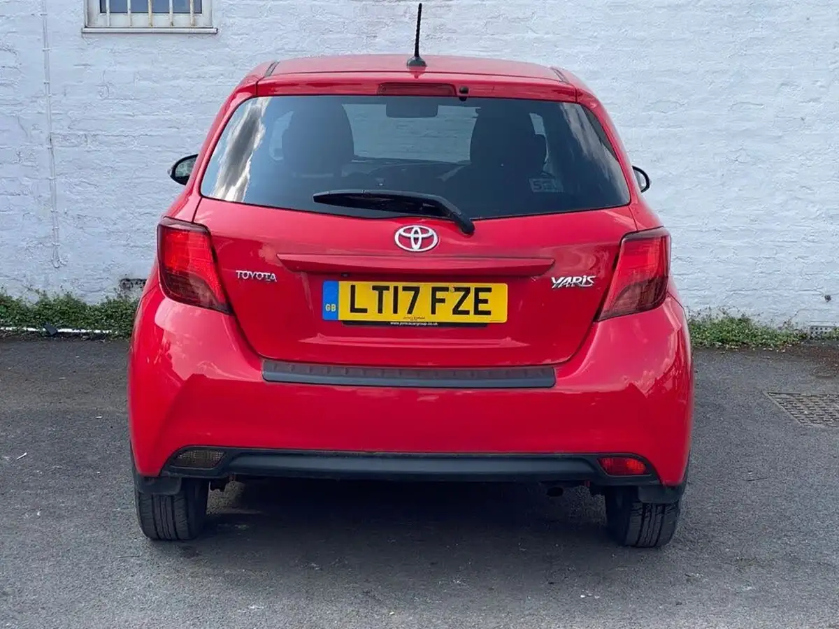 2017-toyota-yaris-133-icon-5d-big-7