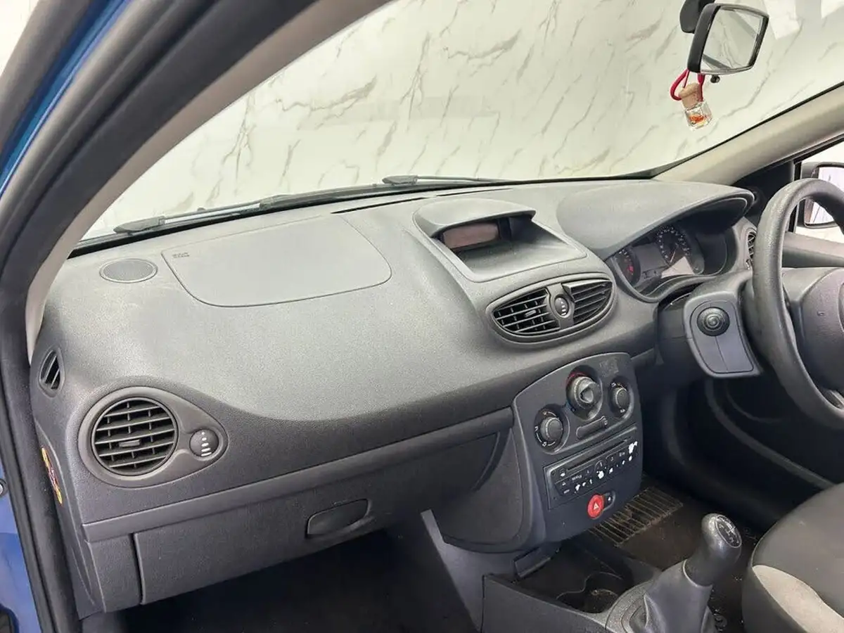 2011-renault-clio-12-bizu-16v-hatchback-3d-big-11