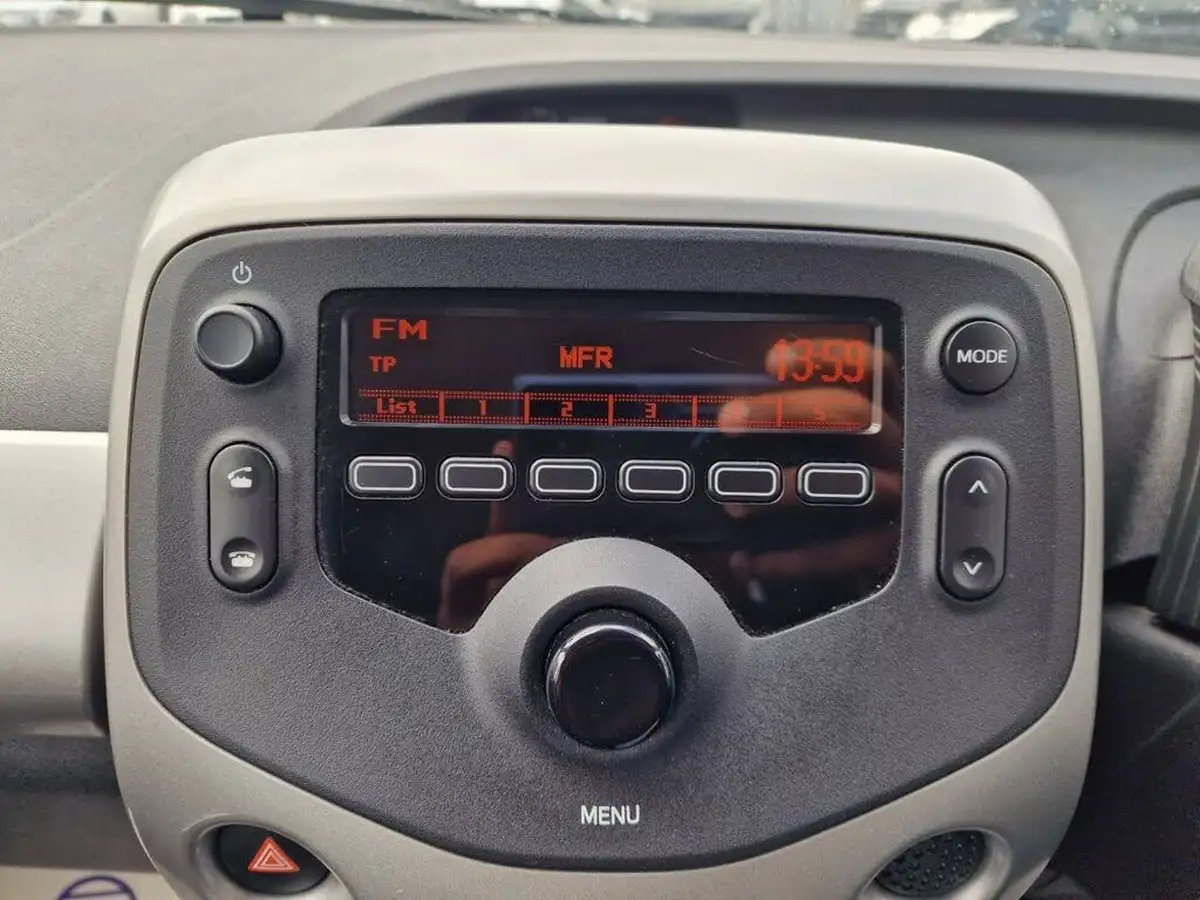 2016-toyota-aygo-10-vvt-i-x-play-68bhp-3d-big-21