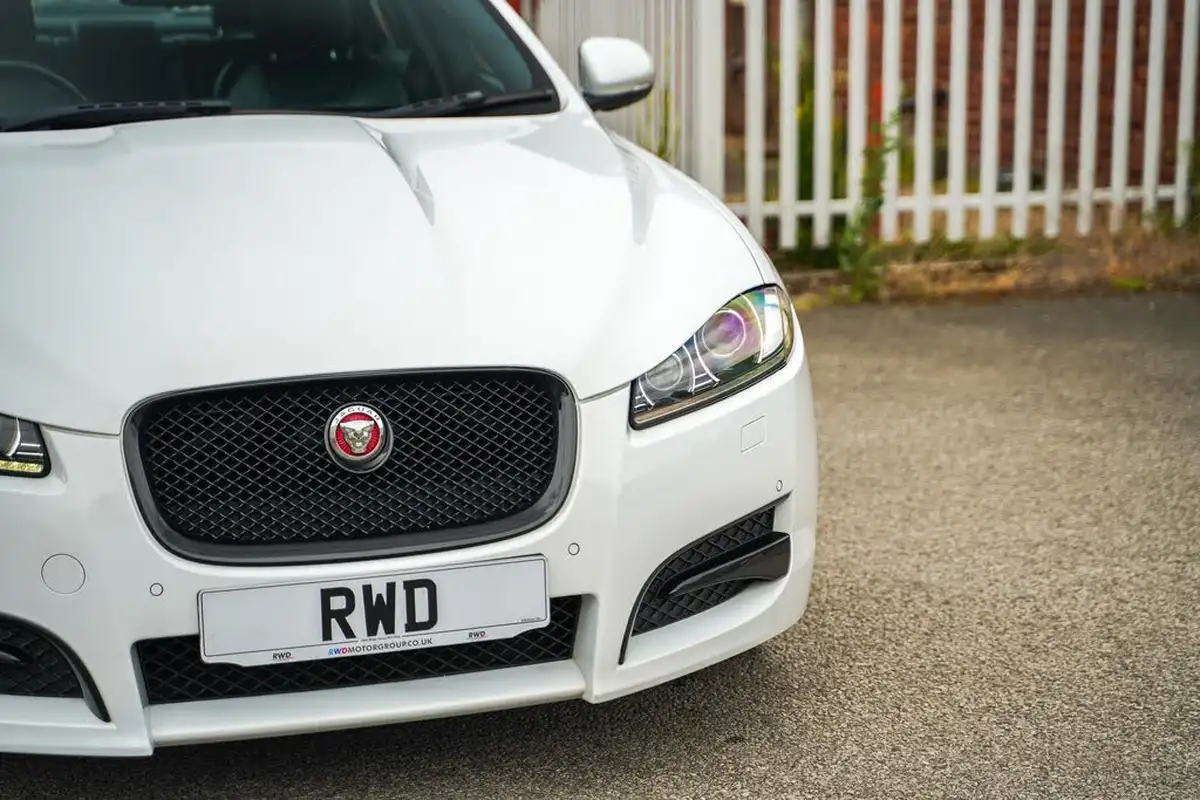 2015-jaguar-xf-22td-r-sport-black-saloon-4d-big-26