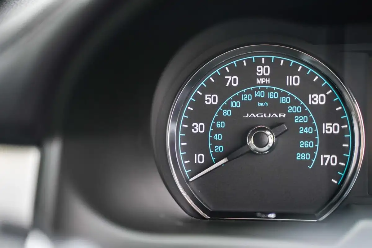 2015-jaguar-xf-22td-r-sport-black-saloon-4d-big-50