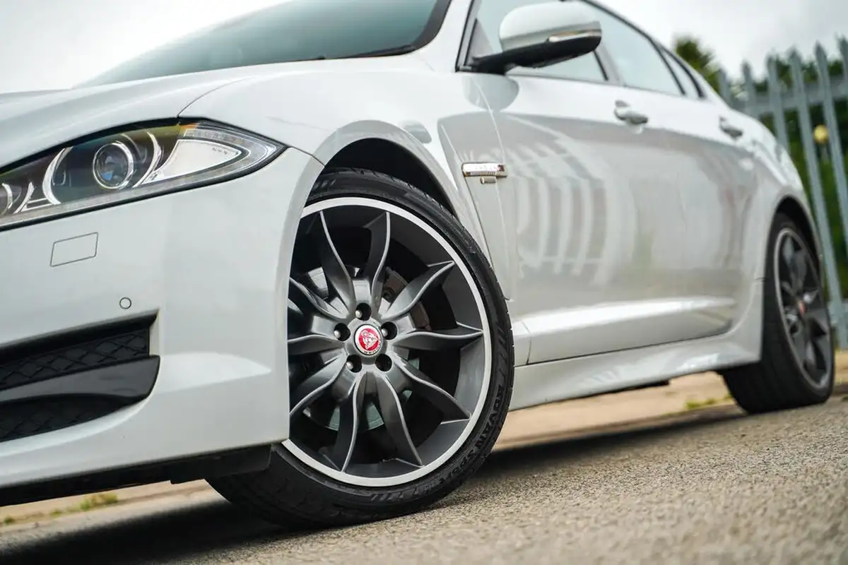 2015-jaguar-xf-22td-r-sport-black-saloon-4d-big-2