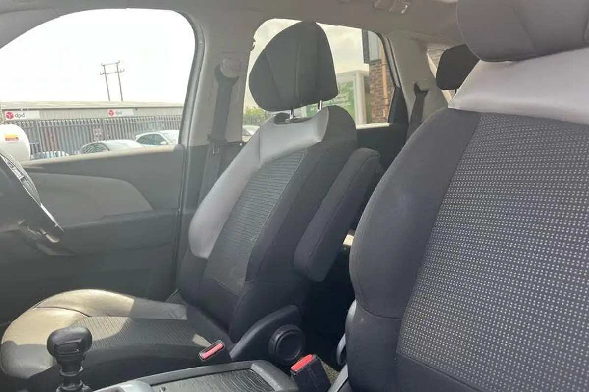 2018-citroen-c4-spacetourer-15bluehdi-flair-big-18