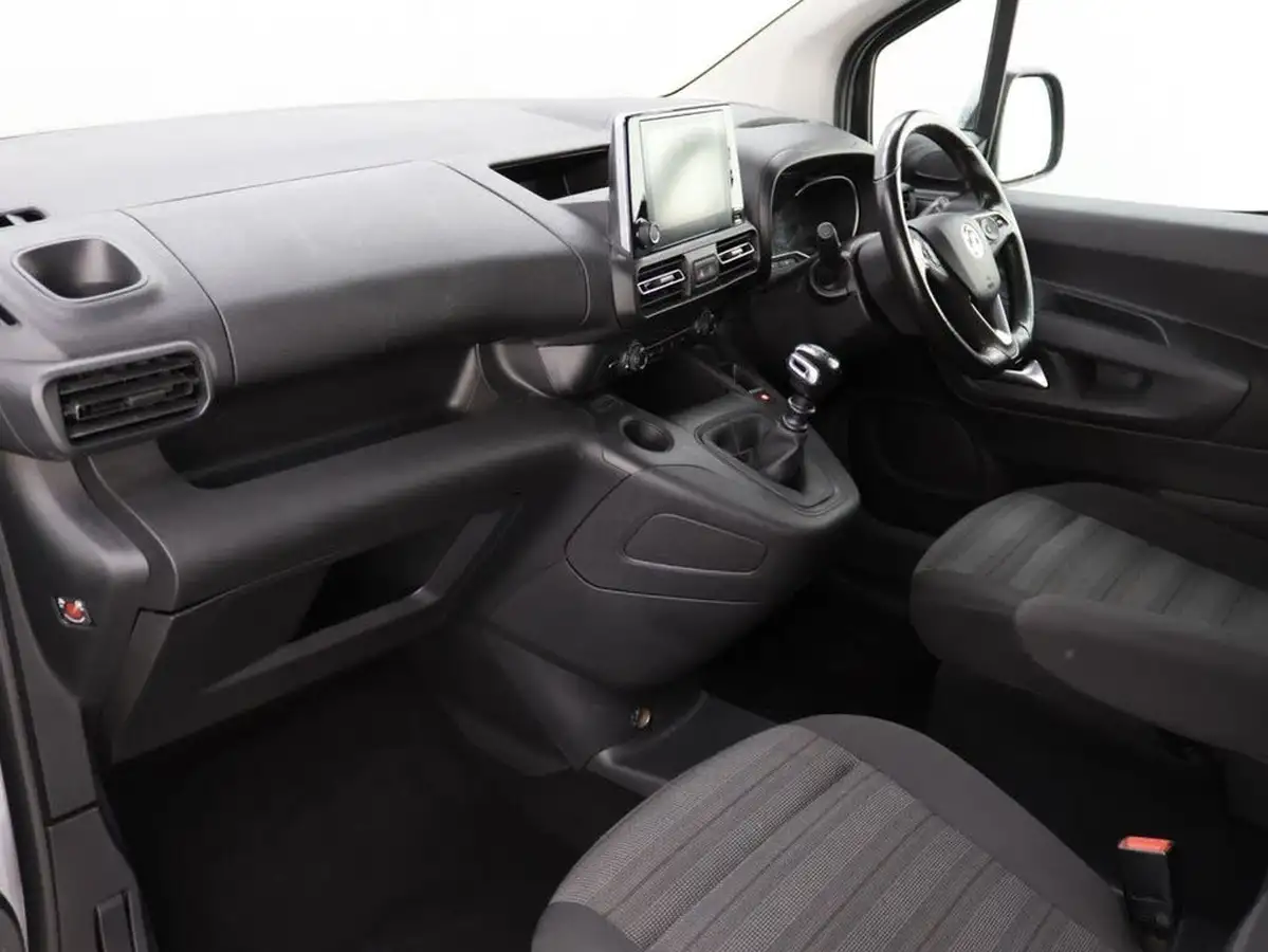 2022-vauxhall-combo-life-15-edition-big-22
