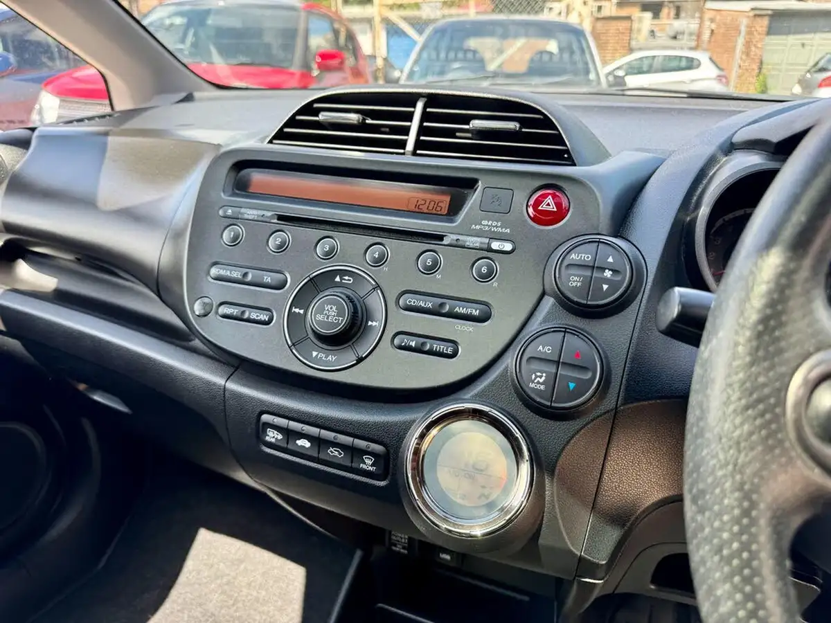 2014-honda-jazz-14-ex-big-21