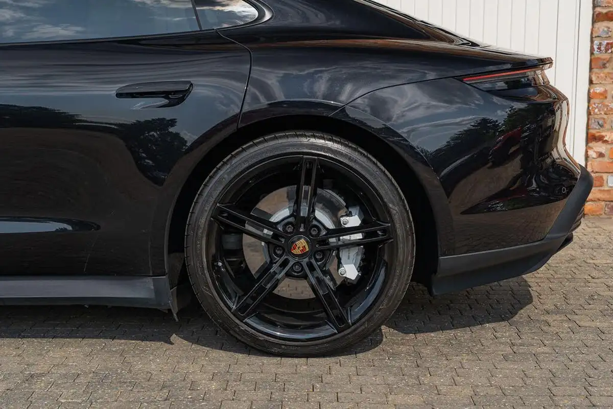 2021-porsche-taycan-e-base-476ps-performance-battery-plus-big-13