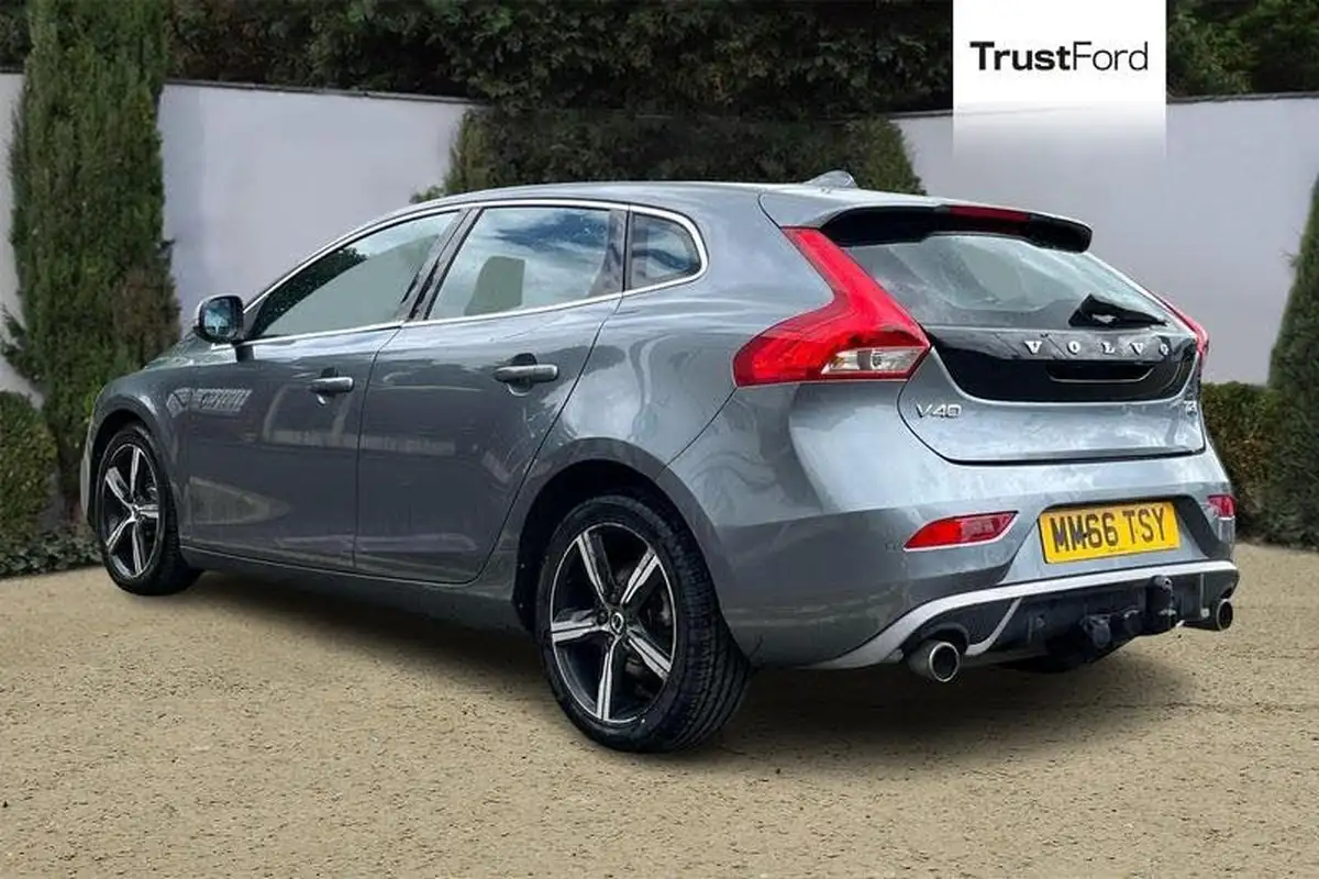 2016-volvo-v40-20-t2-r-design-nav-plus-big-1