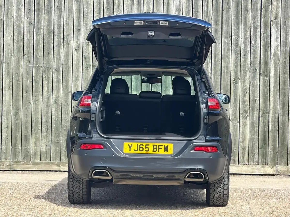 2016-jeep-cherokee-22multijet-ii-night-eagle-big-30