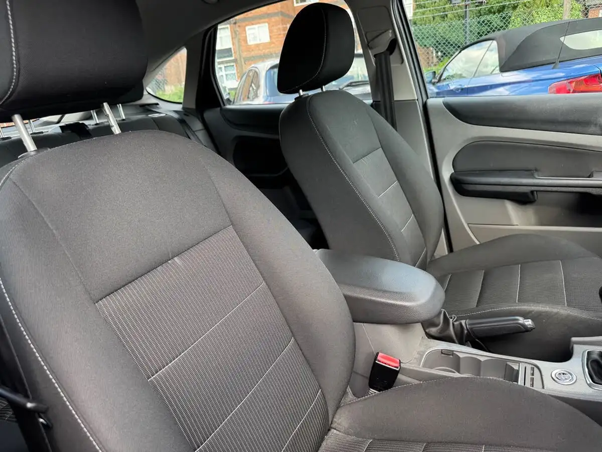 2010-ford-focus-16td-titanium-hatchback-big-4