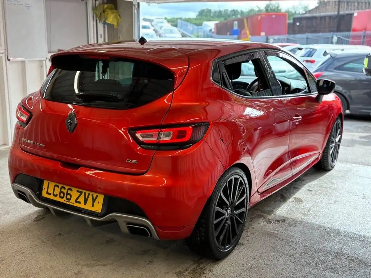 2016-renault-clio-16-turbo-renaultsport-nav-220-trophy-big-9