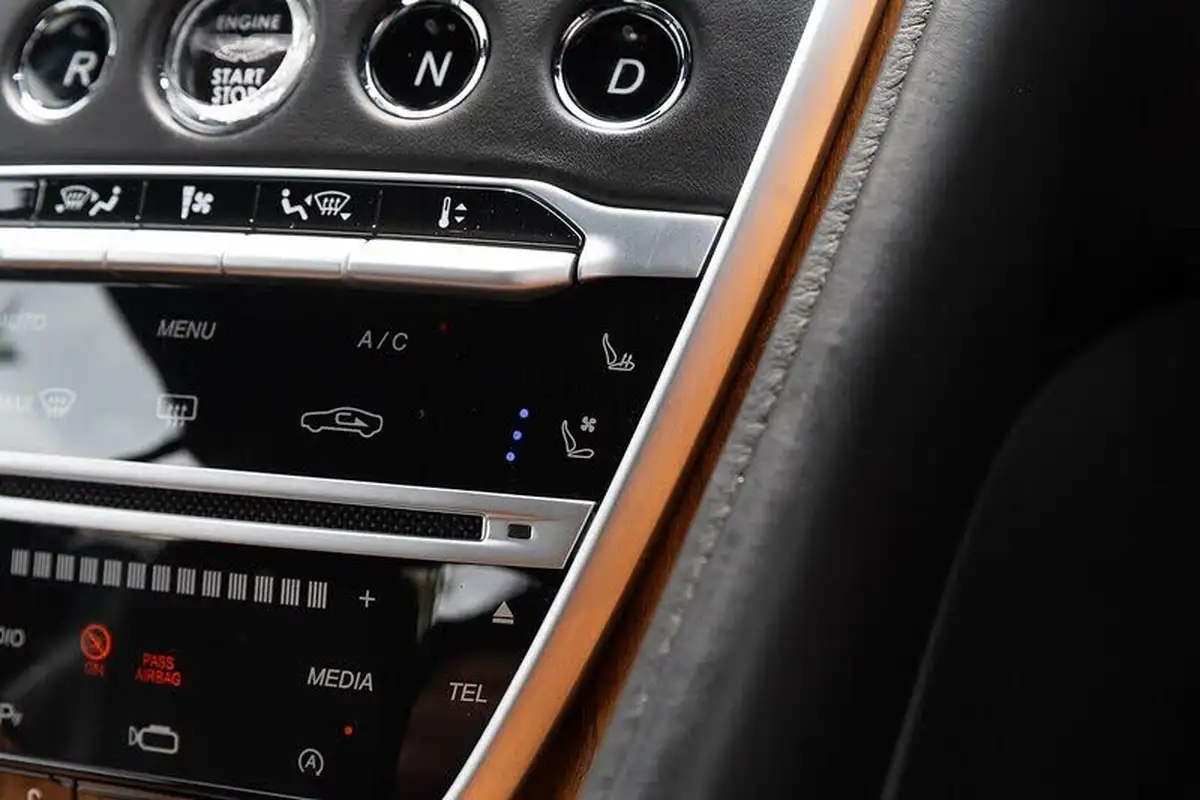 2016-aston-martin-db11-52-v12-launch-edition-big-11