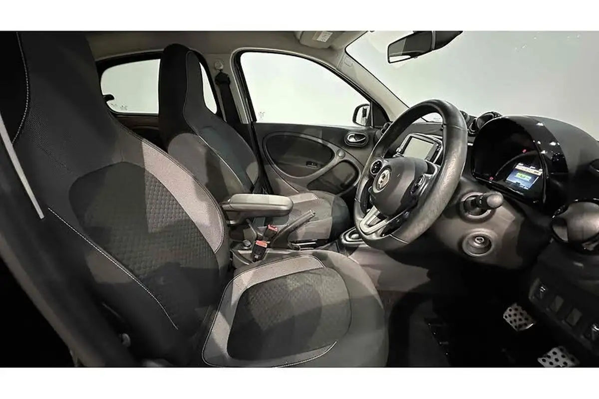 2021-smart-forfour-eq-premium-big-27