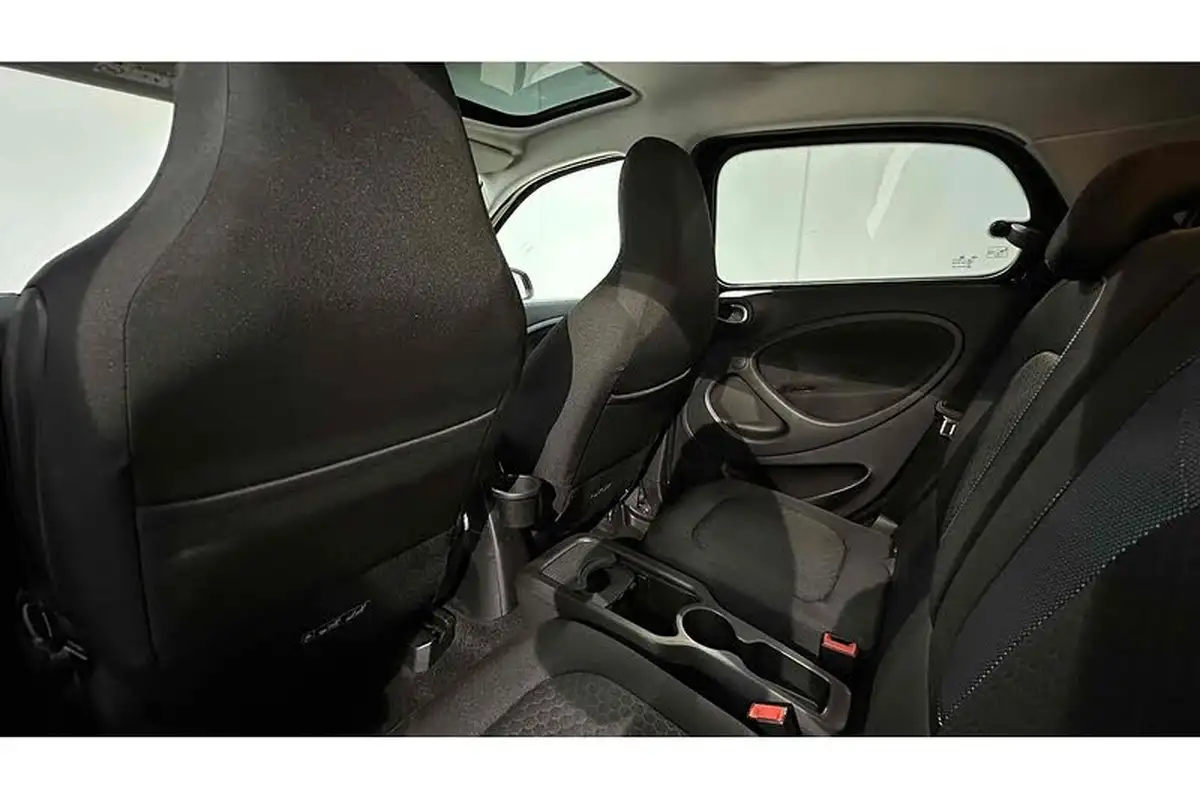 2021-smart-forfour-eq-premium-big-23