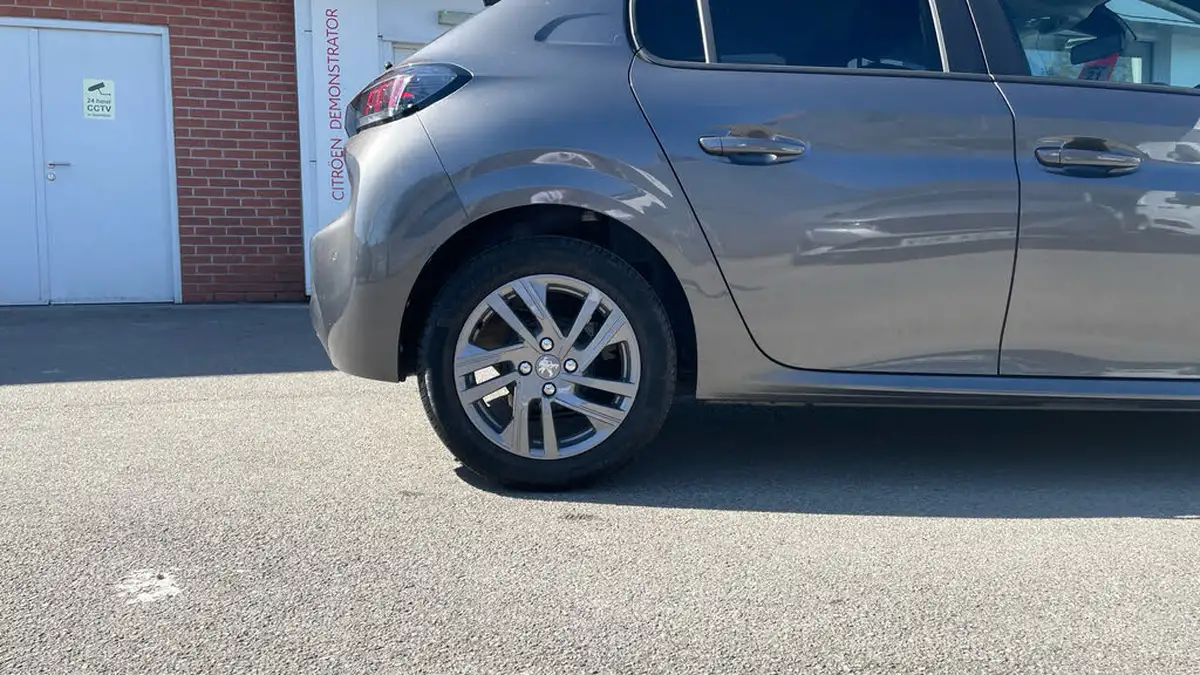 2022-peugeot-208-12-puretech-active-premium-100ps-big-15