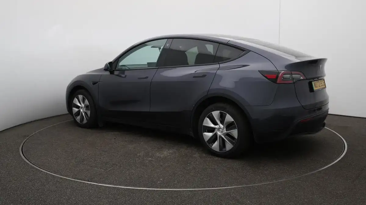 2022-tesla-model-y-e-long-range-big-17