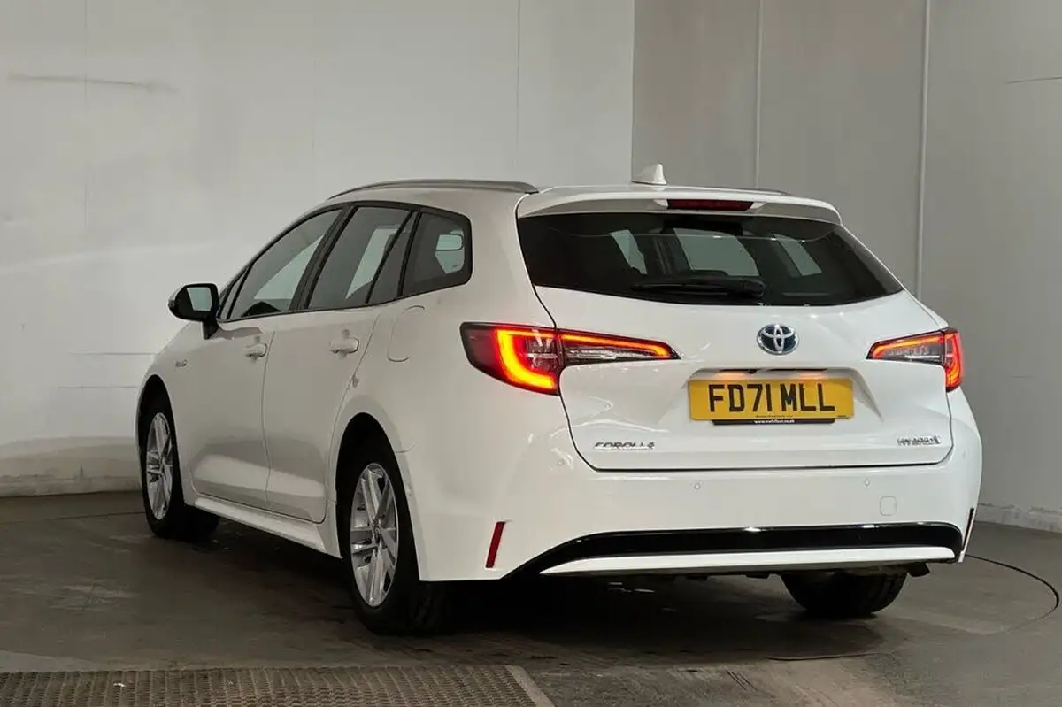 2022-toyota-corolla-18-vvt-i-icon-tech-spare-wheel-touring-sports-5d-big-21