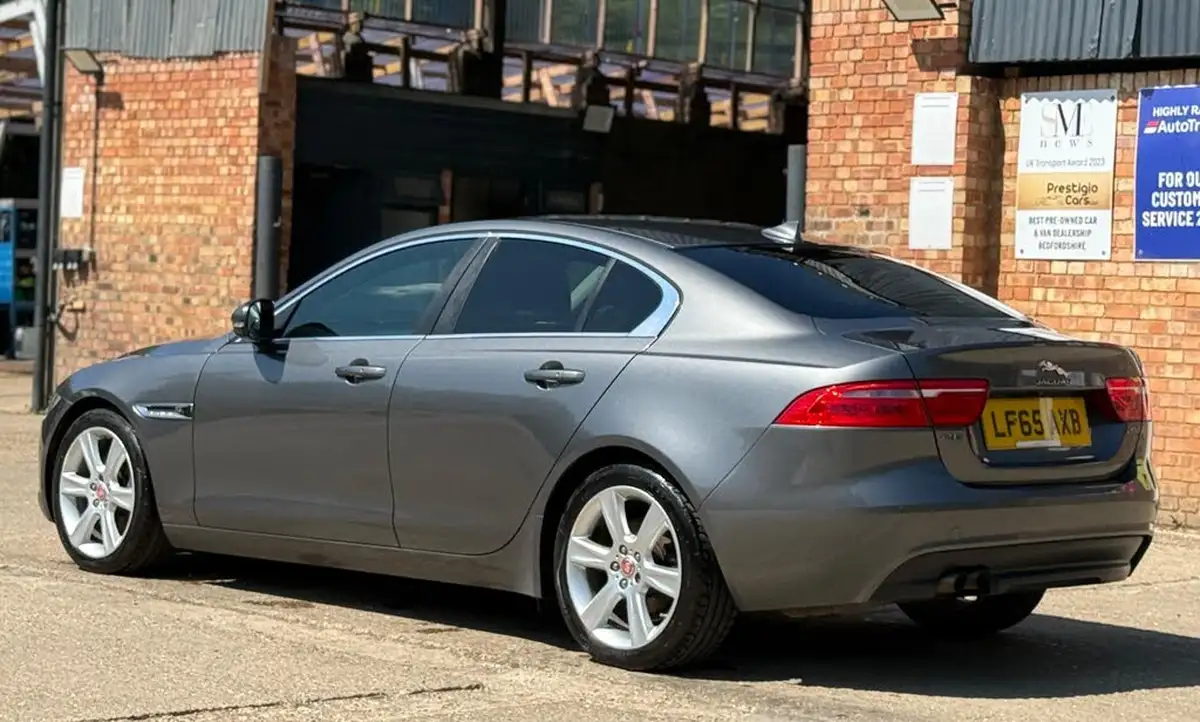2016-jaguar-xe-20td-portfolio-180ps-big-6