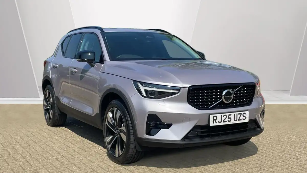 2025-volvo-xc40-20-b4-ultra-dark-big-0