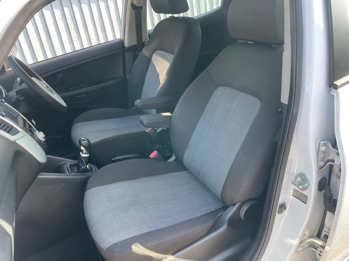2014-kia-venga-14-1-air-big-38