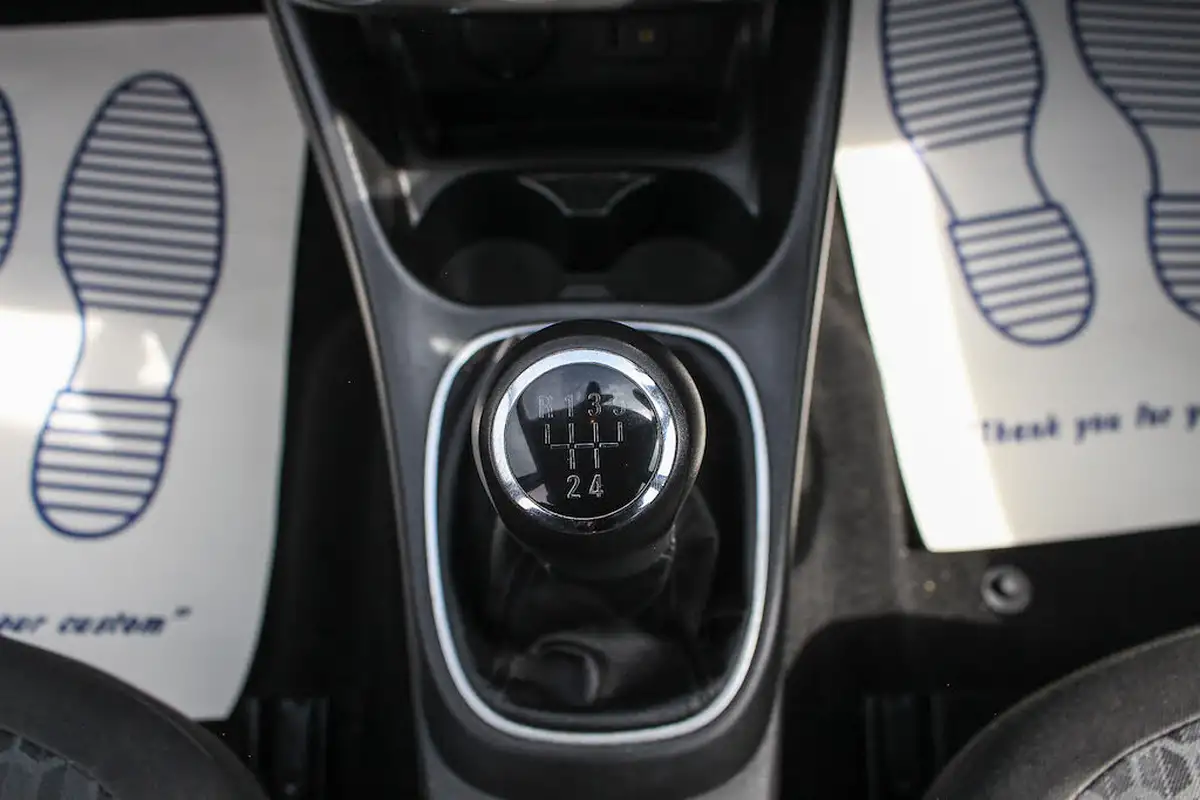 2015-vauxhall-corsa-14-excite-ac-90ps-ecoflex-5d-1398cc-big-25