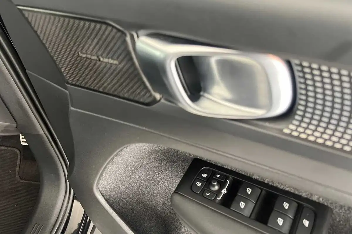 2022-volvo-xc40-15-t3-r-design-auto-big-22