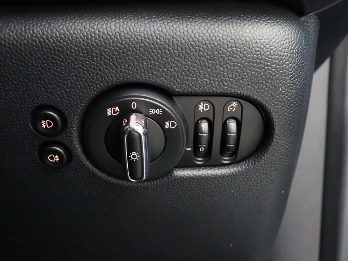 2019-mini-cooper-15-cooper-classic-hatchback-3d-big-31