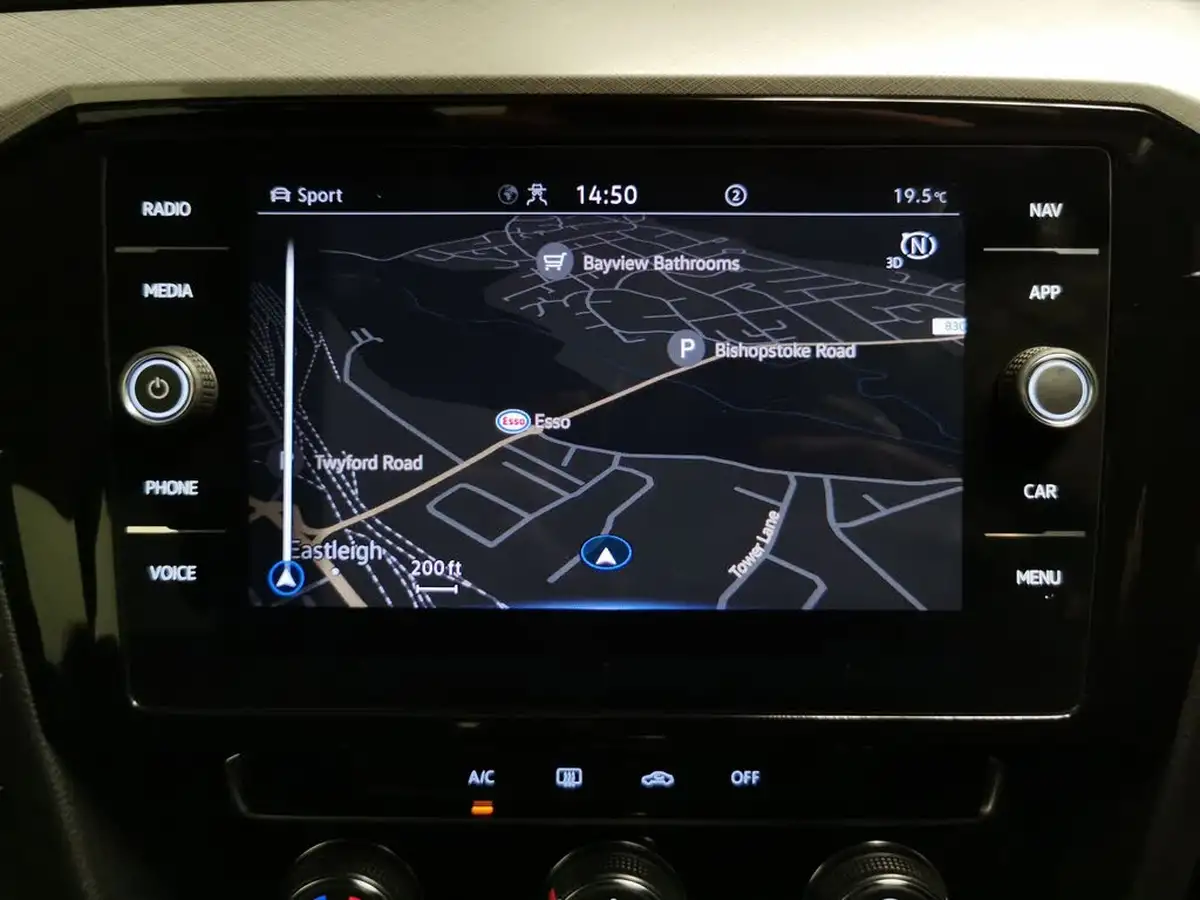 2022-volkswagen-passat-20tdi-se-nav-150ps-estate-5d-big-5