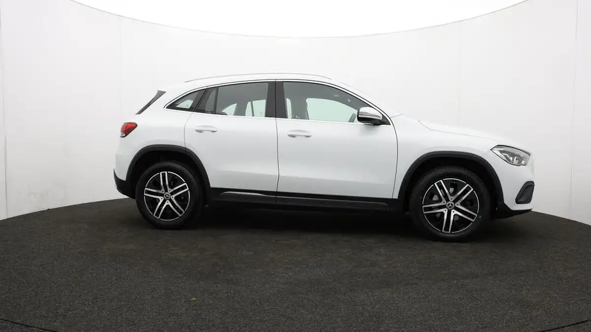 2021-mercedes-benz-gla-class-20d-gla-200d-sport-big-36