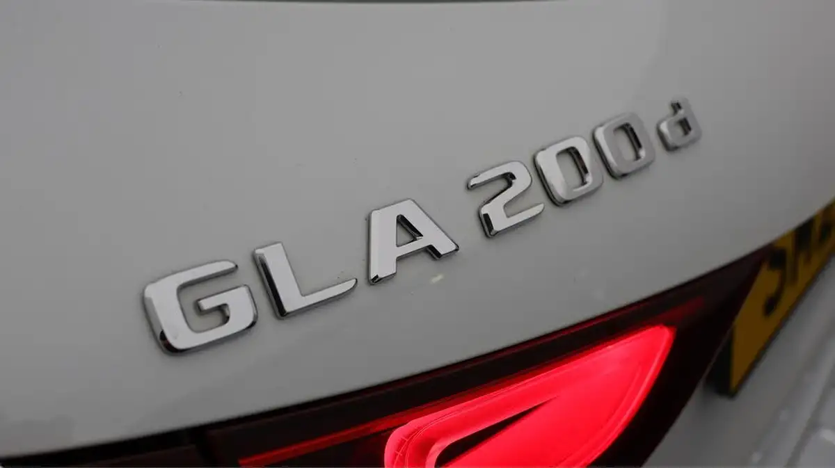 2021-mercedes-benz-gla-class-20d-gla-200d-sport-big-20