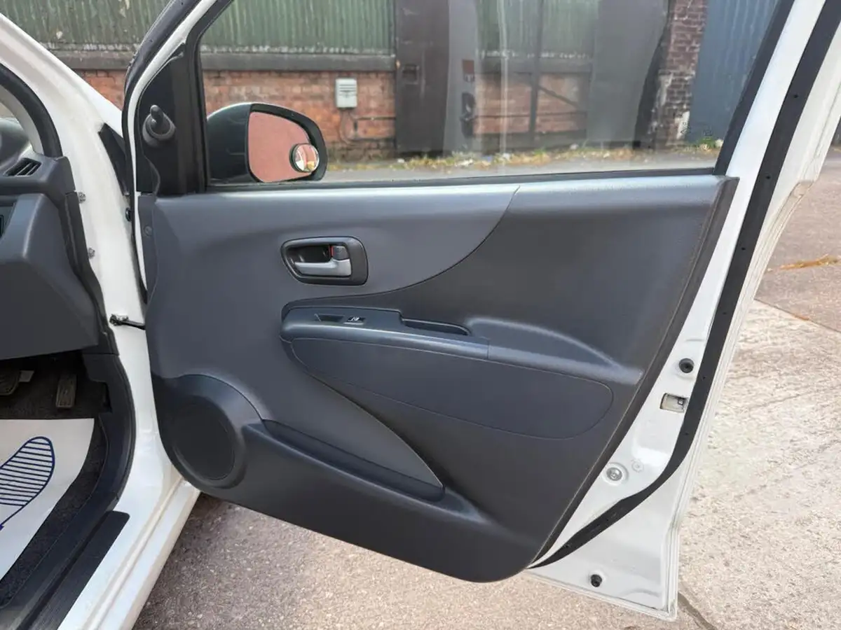 2013-suzuki-alto-10-sz4-auto-big-23