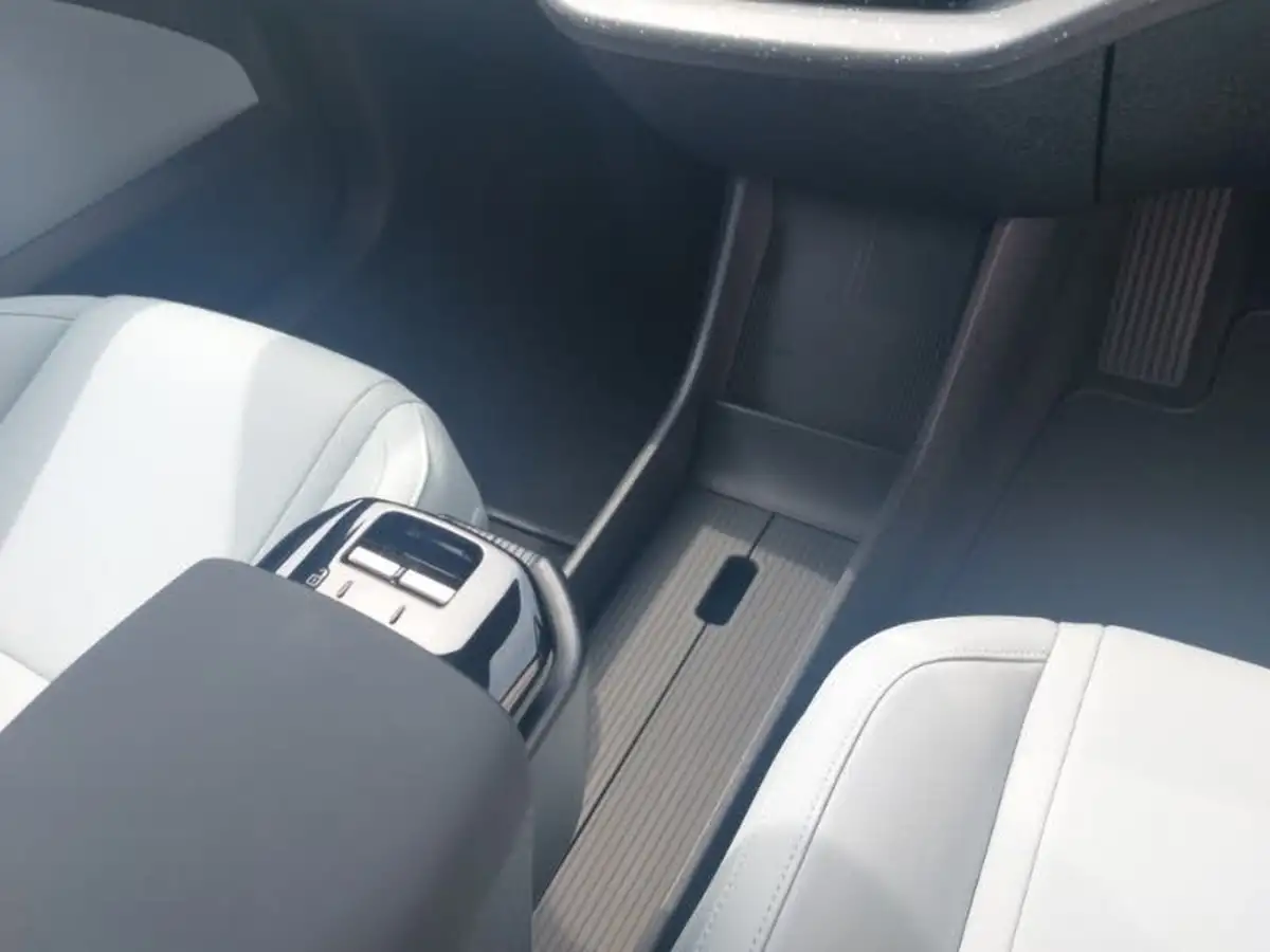 2024-volvo-ex30-e-single-motor-ultra-big-18