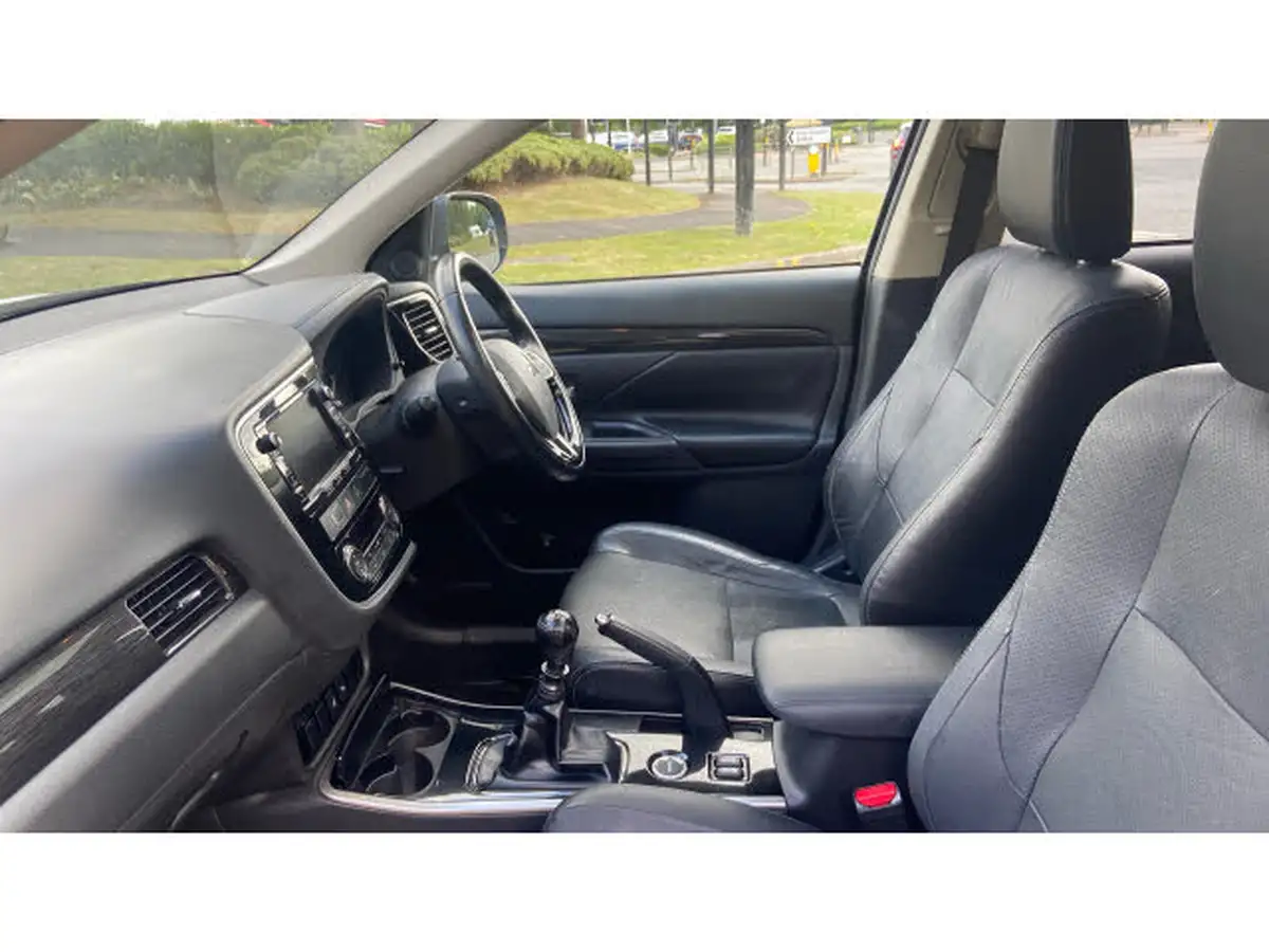 2017-mitsubishi-outlander-22di-d-4-big-25