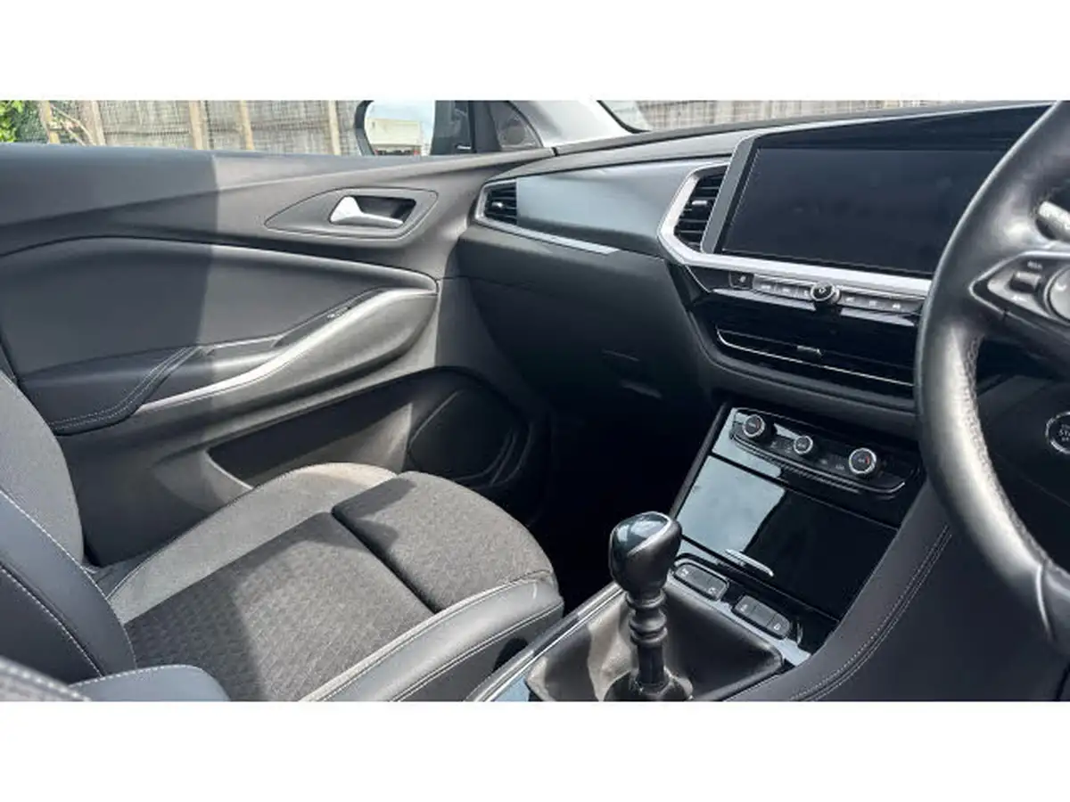 2022-vauxhall-grandland-12-elite-big-13