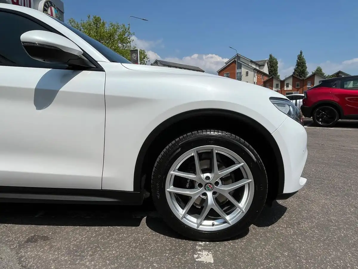 2019-alfa-romeo-stelvio-20-milano-big-3