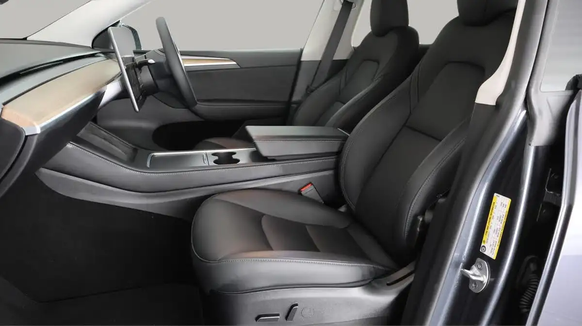 2023-tesla-model-y-e-long-range-big-14