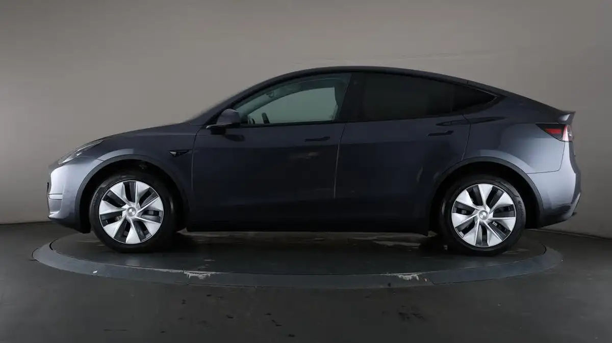 2023-tesla-model-y-e-long-range-big-38