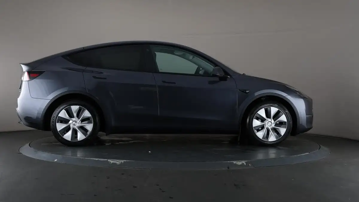 2023-tesla-model-y-e-long-range-big-62