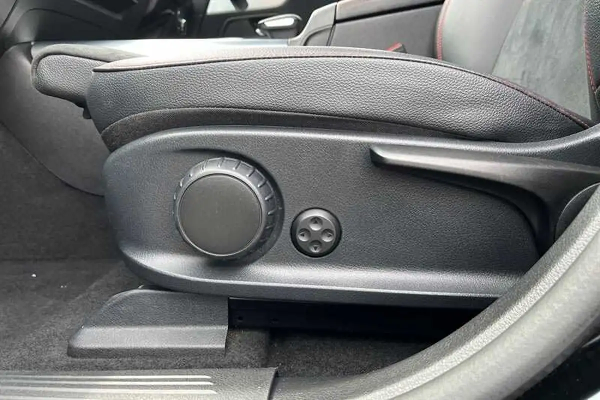 2021-mercedes-benz-eqa-e-eqa-250-amg-line-big-25