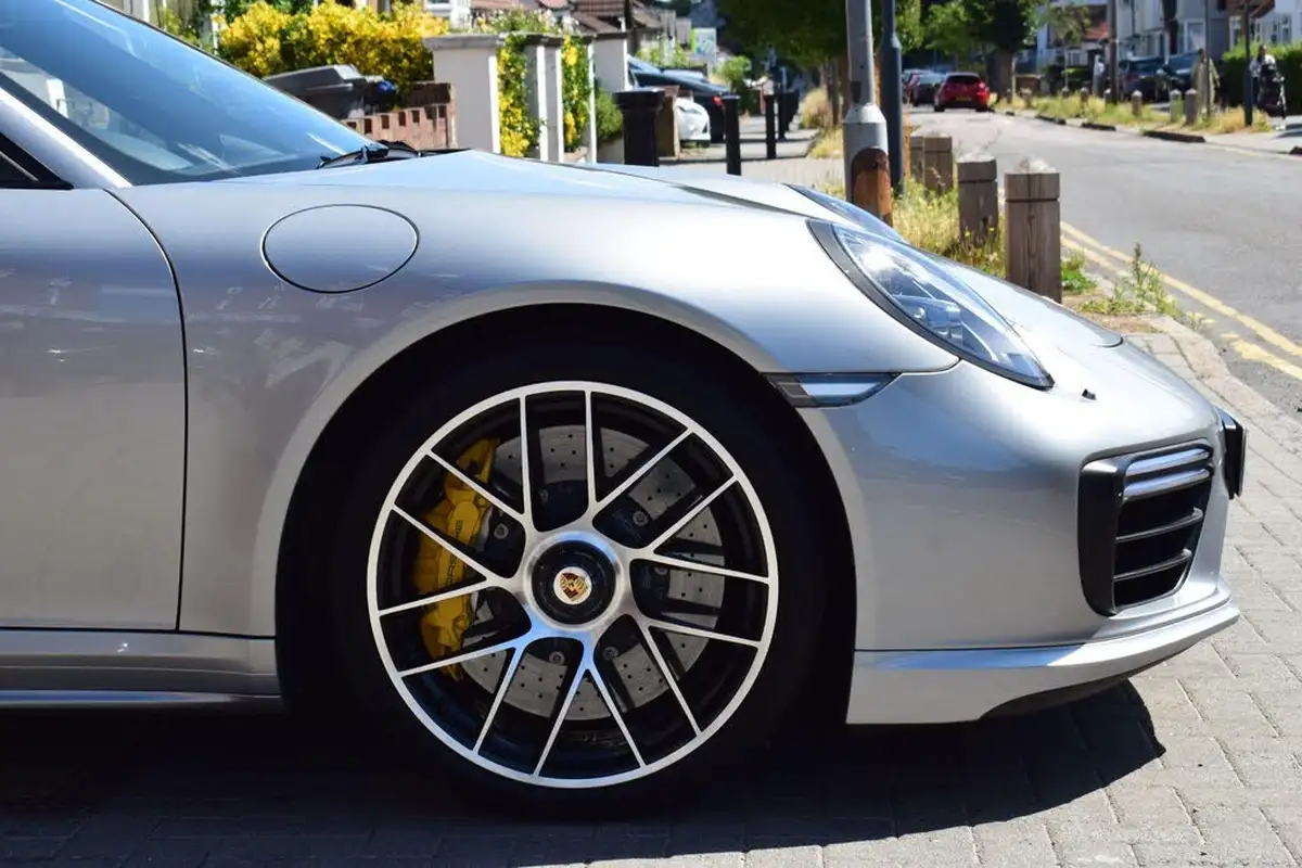 2016-porsche-911-38-turbo-s-coupe-big-18