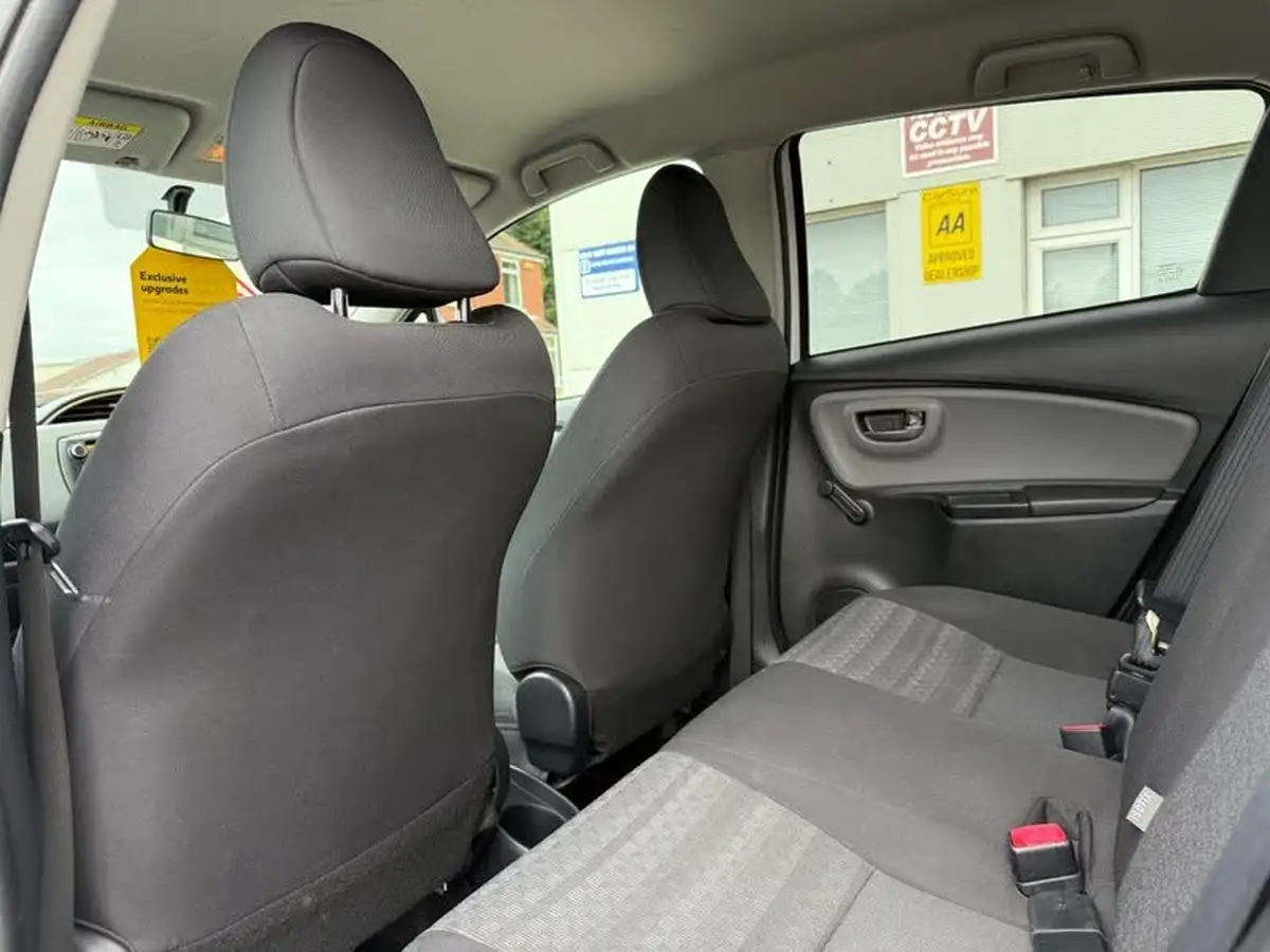 2016-toyota-yaris-133-icon-vvt-i-5d-big-13