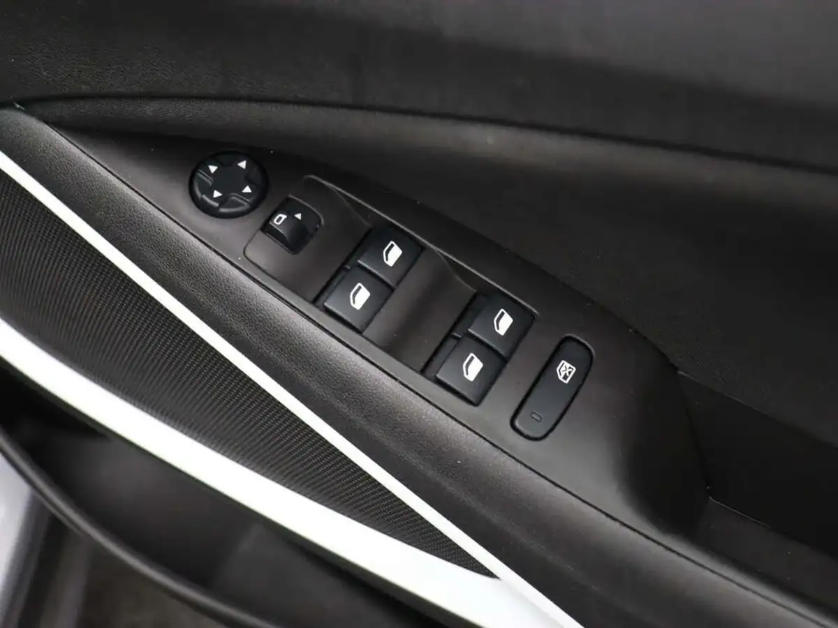 2020-vauxhall-crossland-x-12-sri-nav-110ps-big-22