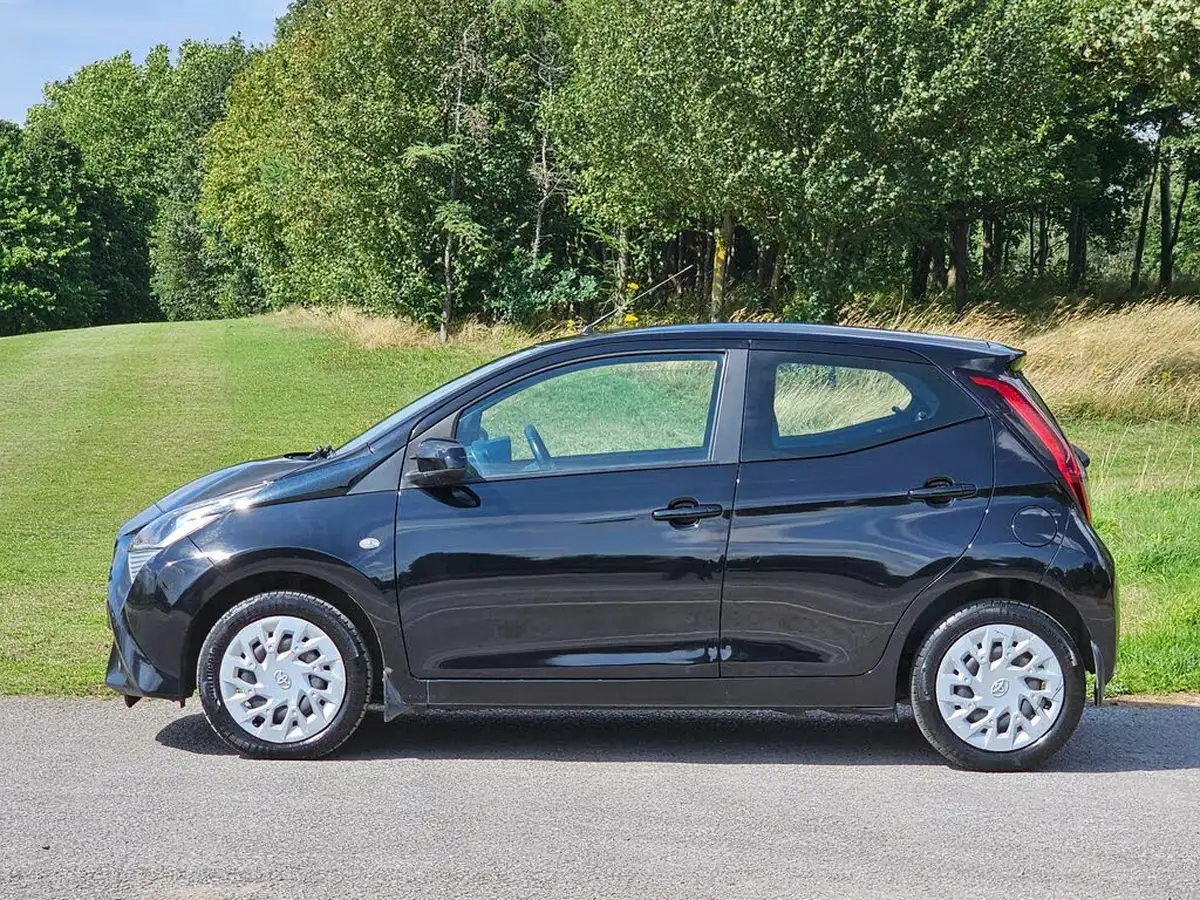 2018-toyota-aygo-10-vvt-i-x-play-71bhp-5d-big-3