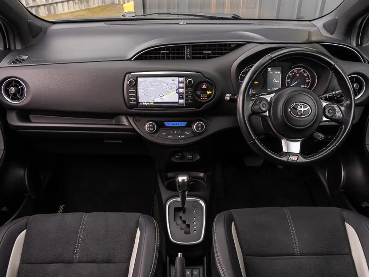 2019-toyota-yaris-15-vvt-i-gr-sport-big-2