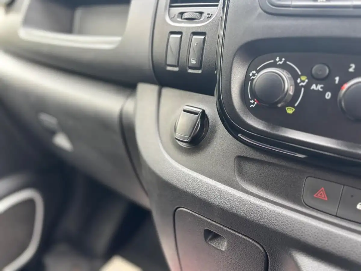 2018-vauxhall-vivaro-16cdti-sportive-2900-l2h1-125pseu6-biturbo-ss-ecotec-panel-big-38