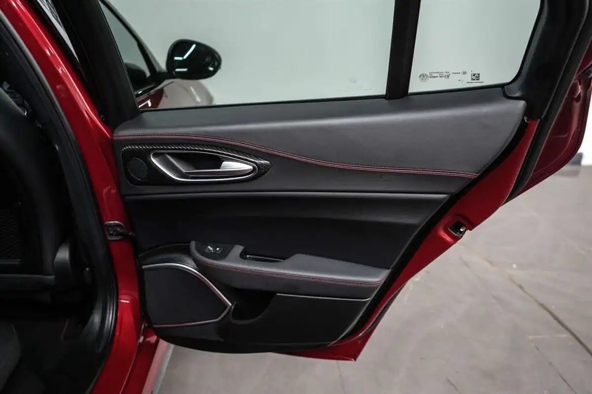 2018-alfa-romeo-giulia-29-biturbo-quadrifoglio-big-21