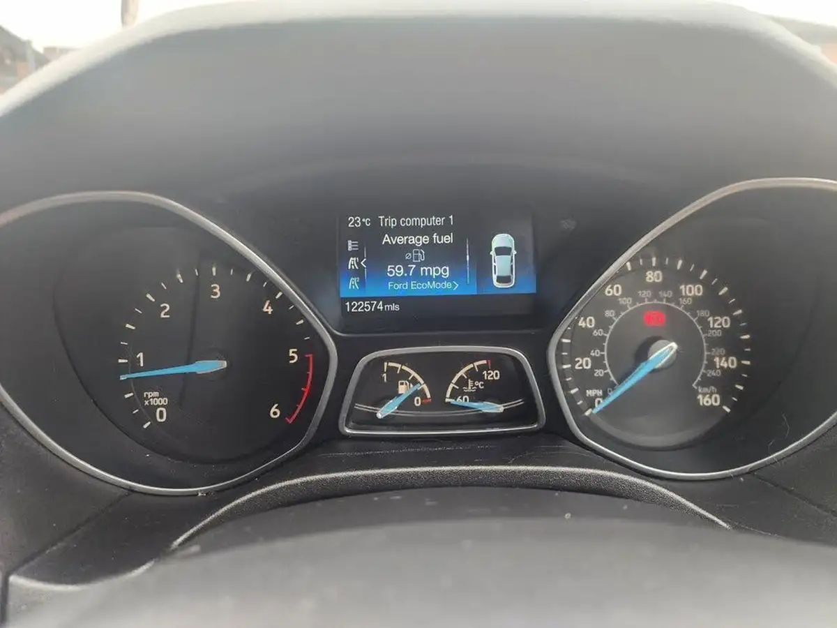 2014-ford-focus-16tdci-zetec-115ps-ss-hatchback-big-12