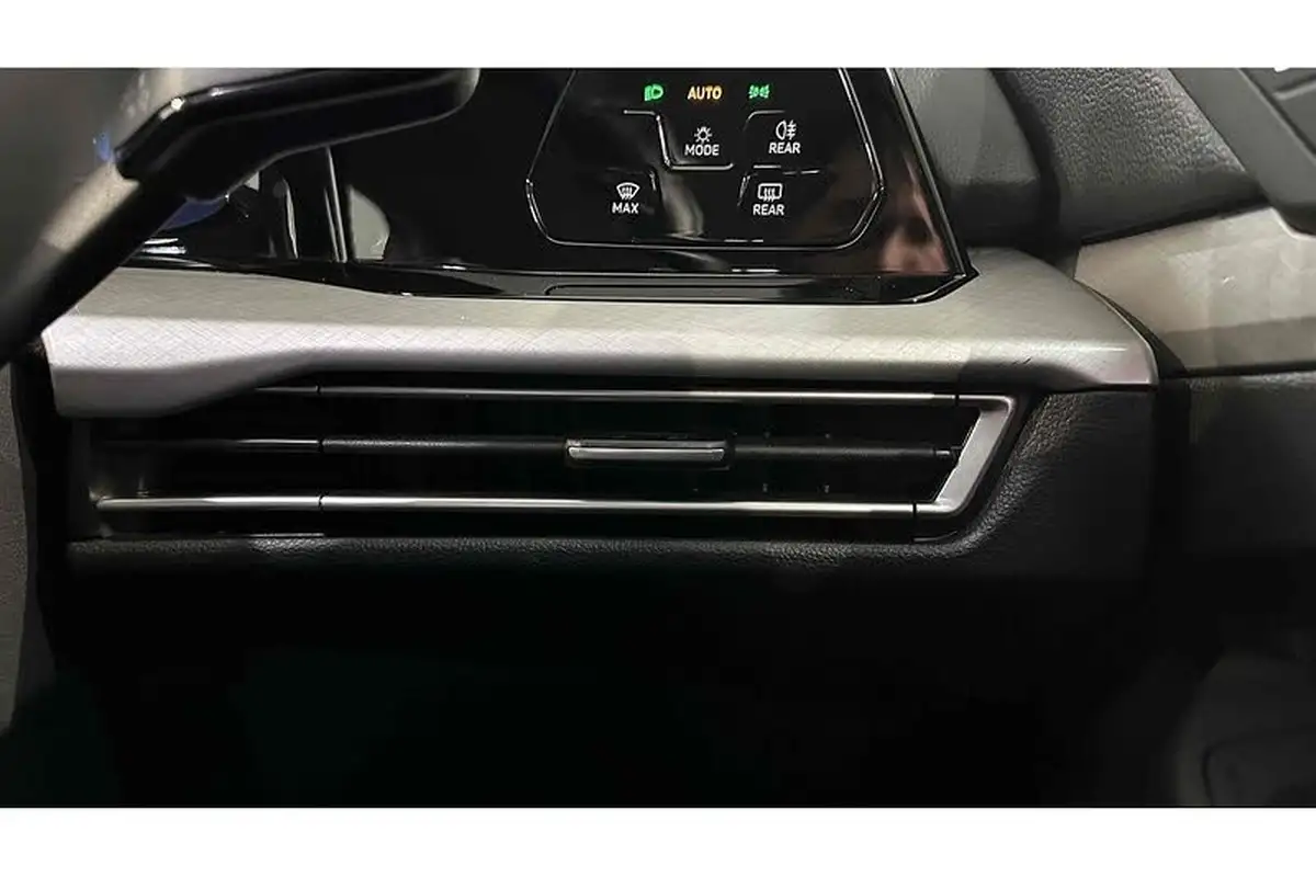 2022-volkswagen-golf-20tdi-life-hatchback-big-30